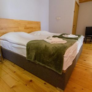Pokój z dwoma pojedynczymi łóżkami